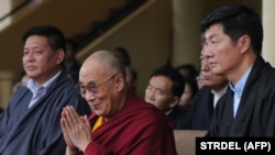 西藏精神领袖达赖喇嘛及刚当选藏人行政中央司政的边巴·次仁(Penpa Tsering,左)和前司政洛桑森格(Lobsang Sangay,右 )。(法新社2012年9月2日资料照片)