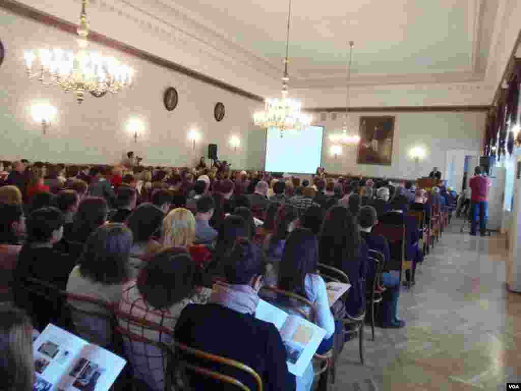 学校大礼堂在举行阿尔布佐夫化学奖颁奖典礼。列宁曾在大礼堂内同其他大学生讨论反政府示威活动。(美国之音白桦)