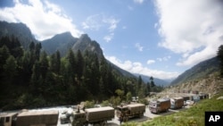 印度军队的一个车队在印控克什米尔甘德巴尔地区行驶。(2020年9月1日)