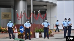 香港警察在北京驻港国安公署外站岗。(2020年7月9日)