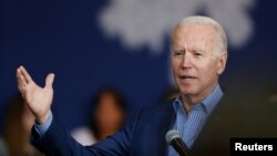 美国前副总统拜登2月27日在南卡罗莱纳州党内初选来临之前争取选民支持。