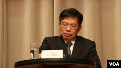 台湾交通部次长王国材2017年4月13日参加行政院院会后的记者会 (美国之音记者 申华 拍摄)