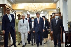 资料照:2023年7月31日,当时的巴基斯坦总理谢赫巴兹·谢里夫(左二)在巴基斯坦总理府接待来访的中国副总理何立峰(右二)。何立峰作为中国领导人习近平的特别代表,出席了在伊斯兰堡举行的中巴经济走廊启动十周年庆祝活动。