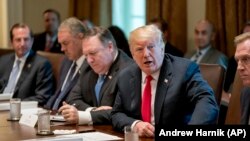 川普总统在白宫内阁室举行的内阁会议上讲话。(2018年8月16日)