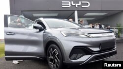 资料照片: 2023年4月28日英国法恩伯勒举行的电动汽车贸易展上,媒体和公众在观看中国汽车制造商比亚迪生产的Atto 3电动运动休旅车