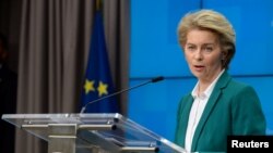 Президент Європейської комісії, виконавчого органу ЄС, Урсула фон дер Ляєн спілкується з пресою у Брюсселі після відеонаради керівників країн Групи 7 16 березня 2020 р.