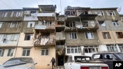 阿塞拜疆纳卡地区斯捷潘纳克市区一栋居民楼被摧毁。(2023年9月19日)