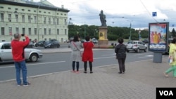 资料照:武汉肺炎打击俄罗斯旅游业。圣彼得堡冬宫艾尔米塔什博物馆旁的中国游客。(2017年7月)