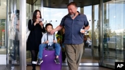 艾未未、王芬(左)和他们的儿子抵达德国慕尼黑机场(2015年7月30日)