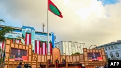 资料照片：马尔代夫总统穆伊祖在马累举行的就职典礼上讲话。(2023年11月17日)