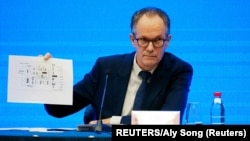 世卫组织新冠病毒源头调查组成员恩巴雷克2月9日在武汉的联合记者会上 (路透社)