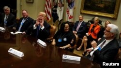 美国新总统川普在白宫会见一些工会领袖(2017年1月23日)