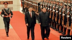 中国国家主席习近平在北京人民大会堂的欢迎仪式上同朝鲜国务委员会委员长金正恩检阅礼兵。(朝鲜官媒朝中社发布2018年3月28日)。