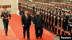 中国国家主席习近平在北京人民大会堂的欢迎仪式上同朝鲜国务委员会委员长金正恩检阅礼兵。(朝鲜官媒朝中社发布 2018年3月28日 )。