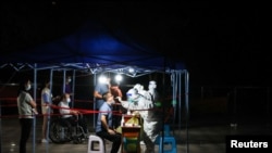 贵州省贵阳市民众做核酸的情景。