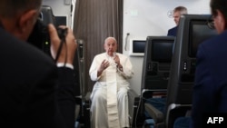 教宗方济各结束亚洲四国之行搭机返回罗马途中,在空中新闻发布会上针对美国大选发表看法,呼吁教徒“两害相权取其轻”。(法新社:2024年9月13日)