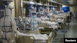 湖北武汉一所医院的ICU病房里身穿防护服的医务人员在治疗新冠肺炎患者。(2020年2月6日)