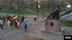 在哈佛校园参观的亚洲游客。(资料照)