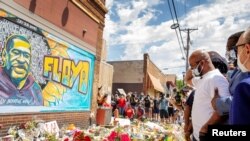 美国明尼苏达州明尼阿波里斯市,乔治·弗洛伊德的弟弟特伦斯·弗洛伊德在他被拘留的地点临时悼念乔治·弗洛伊德(2020年6月1日)。