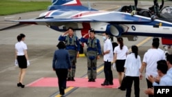 台湾总统蔡英文在台中清泉岗基地出席台湾研发的“勇鹰”新式先进教练机的首次公开飞行。(2020年6月22日)