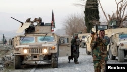 资料照片:阿富汗国民军士兵在楠格哈尔省一处军事基地查看汽车炸弹袭击现场。(2021年1月30日)