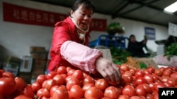 资料照:北京一个市场上出售的西红柿