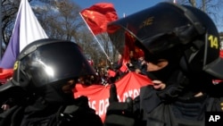 在中国国家主席习近平访问布拉格期间，捷克防暴警察分离抗议和支持习近平的人群。（2016年3月29日）