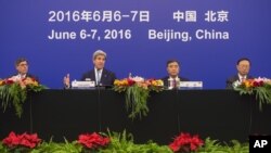 美国国务卿克里6月7号在美中战略与经济对话上做闭幕发言,列席的还有美国财长雅各布卢,中国副总理汪洋和国务委员杨洁篪。