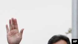 巴基斯坦总理吉拉尼2月13日在伊斯兰堡向支持者挥手