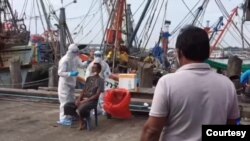 စမွတ်ပရာကမ်ခရိုင်က လာတဲ့ မြန်မာနိုင်ငံသားရေလုပ်သားတွေကို ရှာဖွေပြီး Rayong ခရိုင်ဆိပ်ကမ်းမှာ ကိုဗစ်စစ်ဆေးနေတဲ့ မြင်ကွင်း။ (ဓာတ်ပုံ - ဆိပ်ကမ်းအာဏာပိုင် - ဒီဇင်ဘာ ၂၄၊ ၂၀၂၀)
