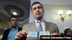 Народний депутат України Ігор Марков демонструє депутатське посвідчення під час брифінгу після засідання Верховної Ради України, Київ, 17 вересня 2013
