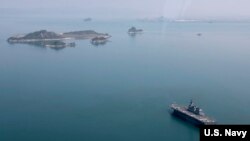 日本一艘护卫舰等候与驻日美军联合救援(图片来源:美国海军)