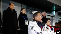 2018年2月9日在韩国平昌举行的2018年冬奥会开幕式上,演奏韩国国歌时,韩国总统和夫人,朝鲜高官金永南和金与正肃立。