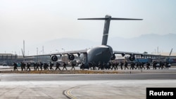 美军士兵抵达喀布尔国际机场提供安全支援。(2021年8月20日)