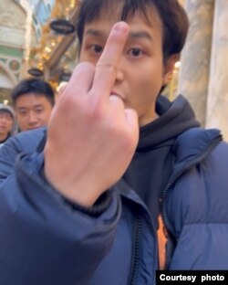 利兹手足连线在英国时间11月30日到利兹市中心Briggate大街进行默站抗议期间,被一名小粉红骚扰。 (图片来源:利兹手足连线 HongKongers in Leeds 脸书网页)