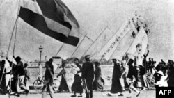 1919年5月4日,在五四运动中,北京大学学生示威抗议。