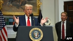 2025年1月21日,美国总统唐纳德·特朗普(Donald Trump)在华盛顿特区的白宫罗斯福厅发表有关“星际之门”(Stargate)项目时,甲骨文公司董事长拉里·埃里森(Larry Ellison)在旁聆听。