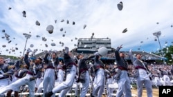 拜登首次以总统身份对西点军校毕业生发表演讲,重申对印太地区、以色列和乌克兰的承诺。