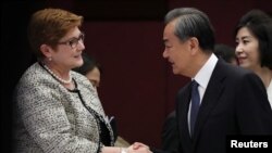 中国外交部长王毅在泰国曼谷与澳大利亚外交部长佩恩举行会晤。(2019年8月2日)