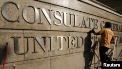 资料照:一名工人在清洁美国驻香港总领馆的外墙。