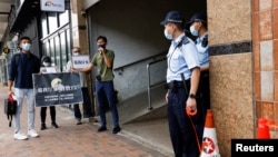 12港人的亲属和民主派活动人士在中联办前要求北京政府释放她们被拘押在大陆的亲人。(2020年9月30日)