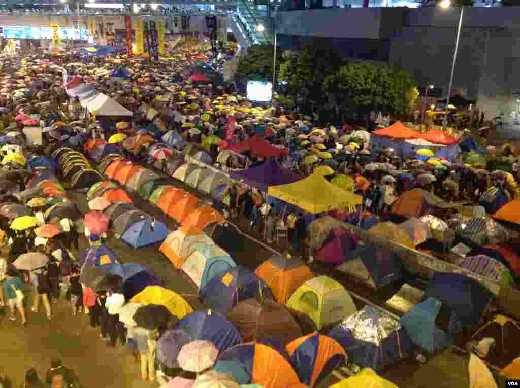 万人云集金钟占领区纪念占领运动满月 (美国之音图片/海彦拍摄 )