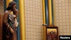 资料照片:北京西什库天主教教堂内一幅宗教画作旁安装的监控摄像机。 (2019年12月24日)