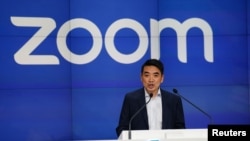 Zoom首席执行官袁征(Eric S. Yuan)2019年4月18日在纽约纳斯达克为Zoom上市敲钟。(资料照片)