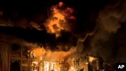 2024年10月15日,星期二,俄罗斯对乌克兰尼古拉耶夫发动袭击后导致当地的一个市场起火。