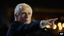 2024年7月17日,纳瓦罗在共和党的全国大会上发表讲话。(资料照片)