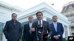 ယူကရိန်းထောက်ပံ့ရေးအပါအဝင် အစိုးရအသုံးစရိတ်ကိစ္စ ဆွေးနွေးဖို့ သမ္မတဘိုင်ဒန်ဖိတ်ကြားချက်နဲ့ အိမ်ဖြူတော်ကိုရောက်လာကြတဲ့ လွှတ်တော်ခေါင်းဆောင်များ။ (ဇန်နဝါရီ ၁၇၊ ၂၀၂၄)