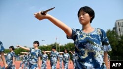 中国河北省邯郸市一所高中在新学年开学之际进行军训。(2022年8月21日)