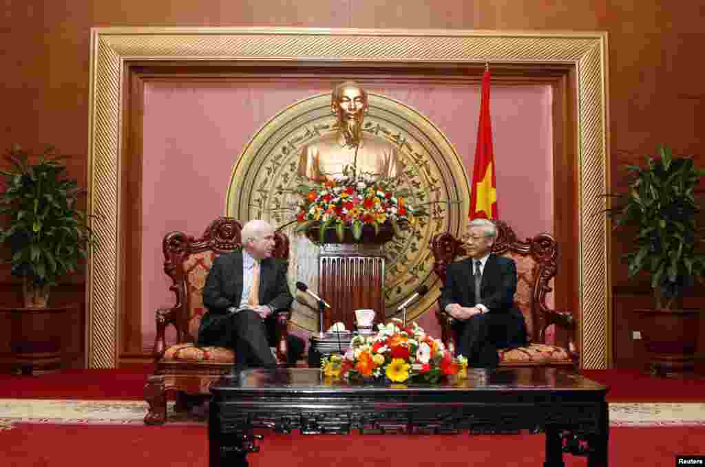 Thượng nghị sĩ Hoa Kỳ John McCain hội đàm với Chủ tịch Quốc hội Việt Nam Nguyễn Phú Trọng tại Hà Nội ngày 7 tháng 4 năm 2009. Truyền thông nhà nước dẫn lời ông nói ông bày tỏ ấn tượng mạnh mẽ về “những thay đổi to lớn” của Việt Nam trong 10 năm qua. Ông Trọng thì bày tỏ mong muốn ông McCain sẽ tiếp tục có những đóng góp thiết thực vào việc thúc đẩy quan hệ hai nước, hai Quốc hội.  