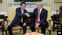 သမ္မတအိမ်ဖြူမှာ ဂျပန်ဝန်ကြီးချုပ် Shinzo Abe နဲ့ သမ္မတ Trump တွေ့ဆုံ။